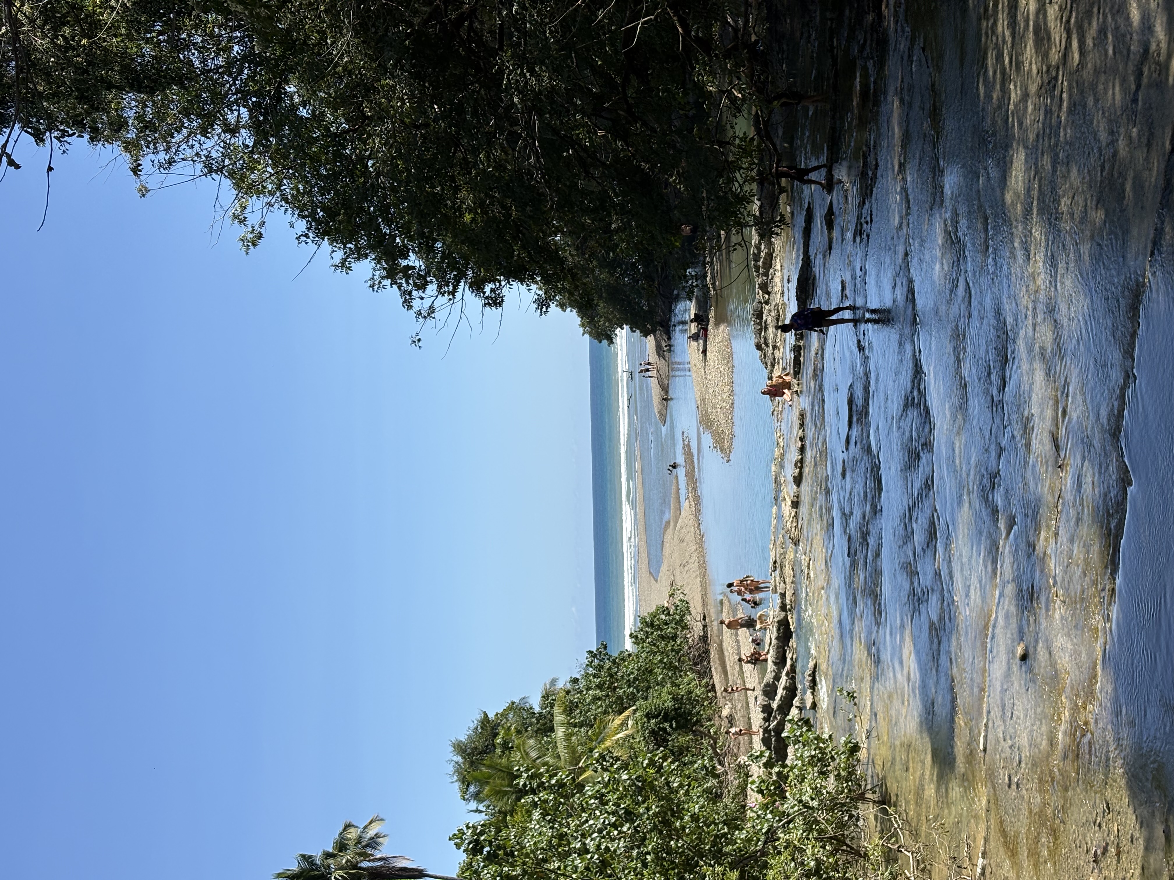 Rio se jetant dans la mer