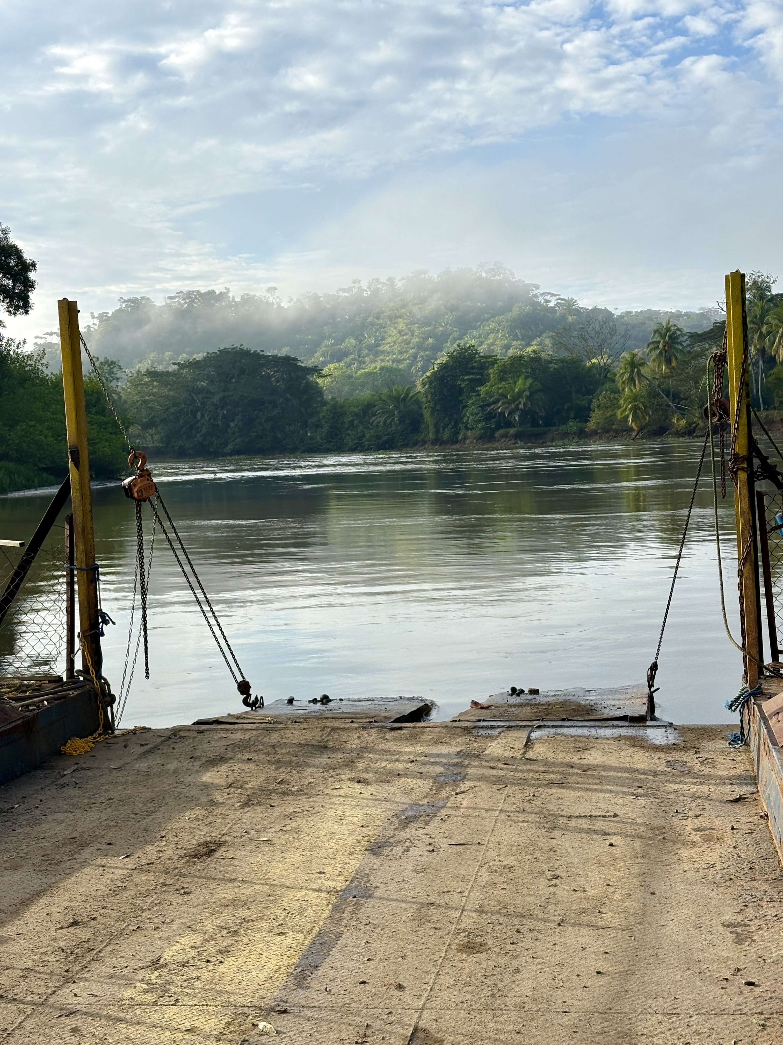 Barge traversant la rivière Sierpe